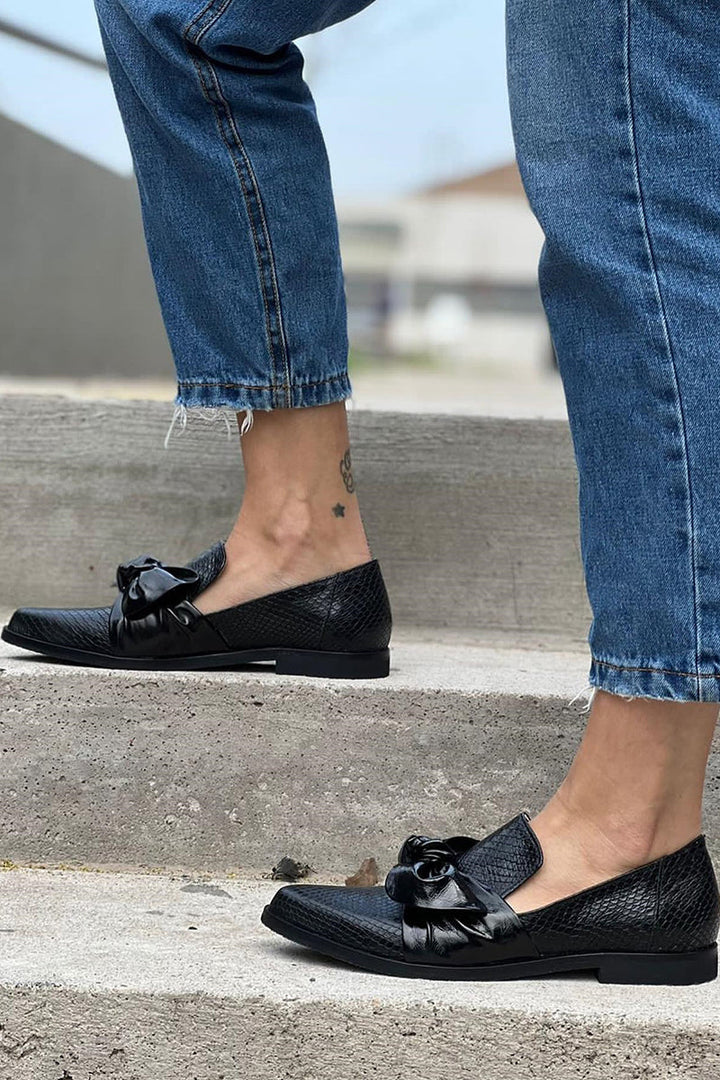 Orla  - Black moccasins with bow