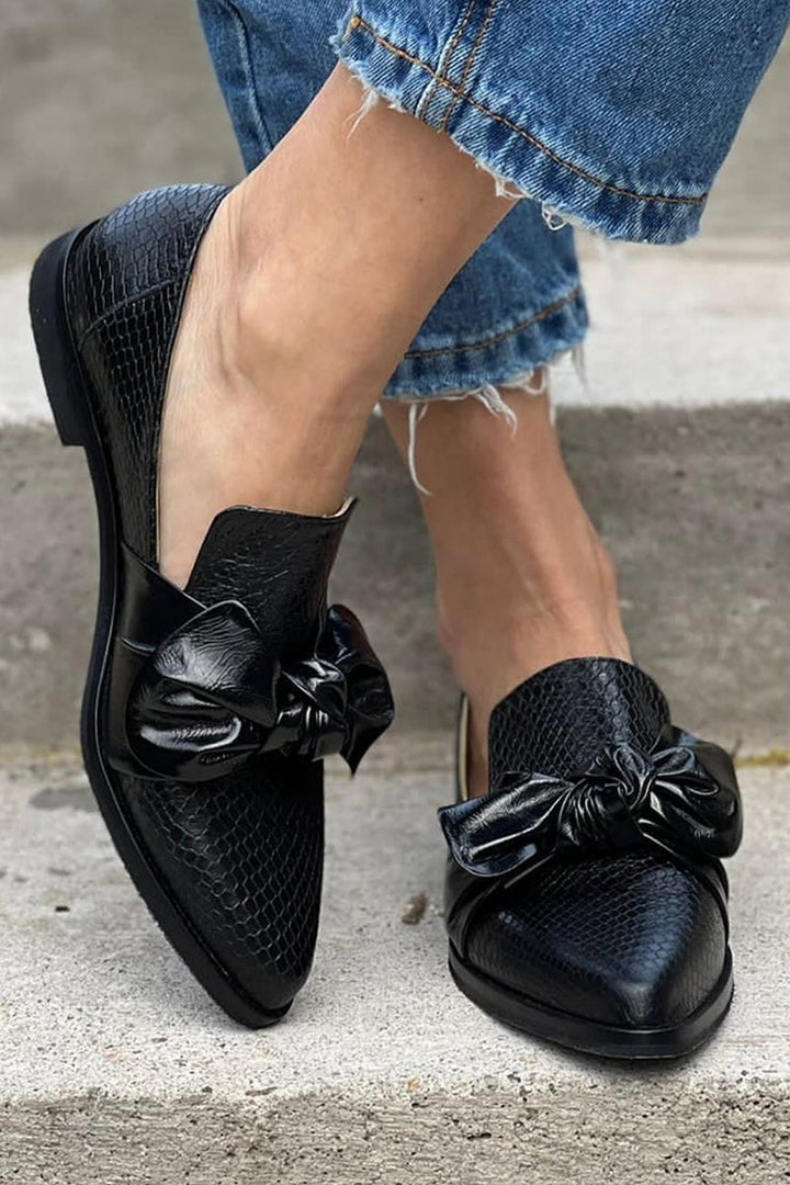 Orla  - Black moccasins with bow